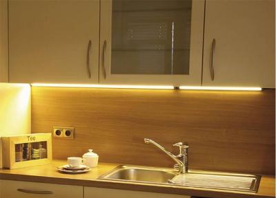 دکوراسیون آشپزخانه مدرن با لامپ و چراغ زیر کابینتی